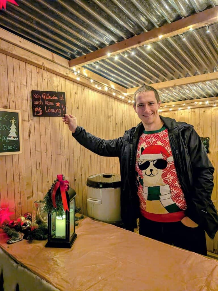 Oliver Engel beim Arbeitseinsatz zum Adventsmarkt 2025 iun Löbnitz.